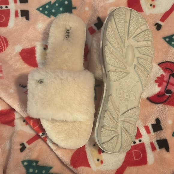 Brand New Cream UGG Plush Slippers
Size: 10 - Picture 2 of 3
